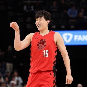 亚洲开奖网-杨瀚森3中1仅2+1+1：末节被弃用躺赢 仍是边缘轮换球员